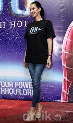 Nadya Hutagalung Tetap Cantik Tampil Kasual