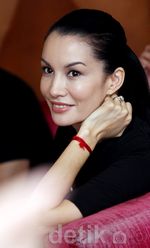 Nadya Hutagalung Tetap Cantik Tampil Kasual