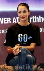 Nadya Hutagalung Tetap Cantik Tampil Kasual