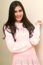 Gaya Feminin Syahnaz di Hari Valentine