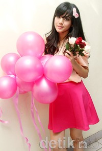 Di hari Valentine ini, Putri Una tampil dengan busana pink dan jepitan rambut dengan lambang 'love'. Gus Mun/detikHOT.