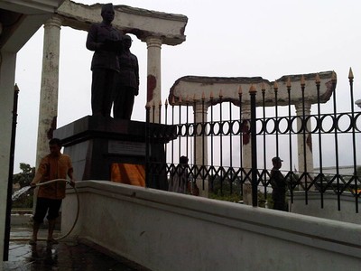 Patung Soekarno-Hatta Dibersihkan dari Abu Kelud