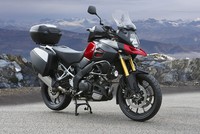 Motor didesain agar enak dikendarai baik di jalanan perkotaan maupun off-road dengan konfigurasi mesin V-twin dan sasis aluminium yang enteng. (dok. Suzuki).