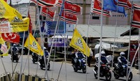 Para biker memasuki kota Lhokseumawe yang dihiasi dengan semarak bendera-bendera partai.