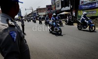 Polisi menjaga para biker ketika memasuki kota Lhokseumawe