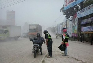 Bagikan Masker Gratis, Agung Rela Sesak Napas di Perempatan