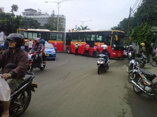 TransJ Gandeng Mogok dan Melintang di Tengah Jl Daan Mogot, Macet Parah