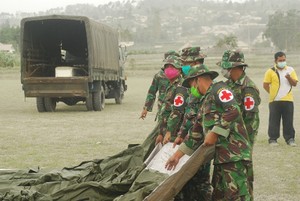 215 Pasukan Kostrad Evakuasi Warga Sekitar Gunung Kelud