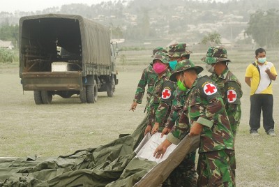 215 Pasukan Kostrad Evakuasi Warga Sekitar Gunung Kelud