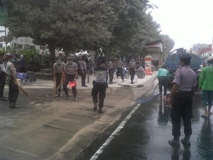 Warga, Polisi, dan TNI Bahu Membahu Sapu Bersih Malioboro dari Abu Kelud