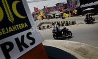 Di Kota Lhokseumawe bendera partai lokal dan nasional menghiasi setiap simpang jalan, Sabtu (15/02/2013).