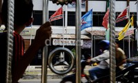 Bendera partai juga berjajar di depan toko, nampaknya partai-partai di Aceh tidak sabar menunggu momen lima tahun sekali ini.