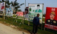 Poster-poster para caleg terpampang berebut simpati di Sigli.