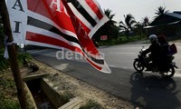 Bendera Partai Aceh mendominasi setiap sudut jalan dari Langsa hingga Banda Aceh.