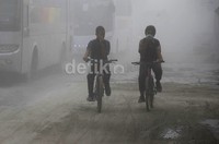 Hampir semua jalanan di Kutoarjo dipenuhi abu vulkanik  Gunung Kelud.