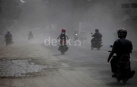 Para pengendara baik motor maupun mobil berjalan perlahan menembus abu Kelud.