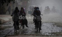 Kepulan debu ini cukup menggangu aktivitas warga.