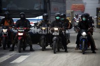 Warga beraktivitas dengan menggunakan masker.
