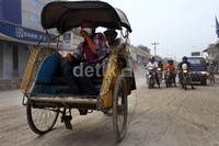Warga beraktivitas dengan menggunakan masker.