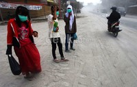 Warga mengenakan masker dan jaket untuk menghalau abu.