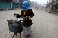 Seorang warga melintas di jalanan yang tertutup abu Kelud.