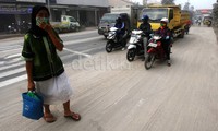 Warga beraktivitas menggunakan masker untuk melindungi diri dari abu vulkanik yang berbahaya bagi saluran pernapasan.