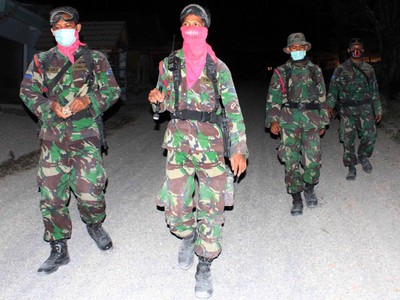 Marinir Patroli Keamanan di Lereng Kelud