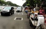 Berjualan di Pinggir Jalan Protokol Sudirman