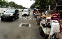 Jejeran gerobak PKL di jalur lambat Jenderal Sudirman.