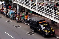 Para pedagang tetap berjualan meski ada mobil patroli di tempat tersebut.