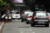 Keberadaan gerobak PKL itu akan menyulitkan kendaraan yang melintas di jalan tersebut.