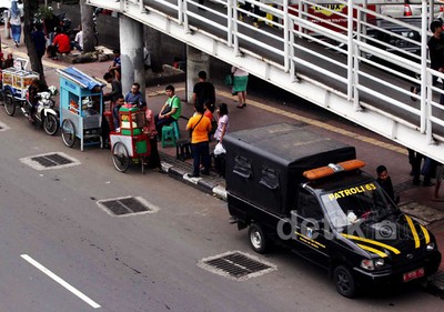 Berjualan di Pinggir Jalan Protokol Sudirman