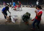 TNI Bantu Bersihkan Abu Kelud