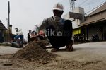 TNI Bantu Bersihkan Abu Kelud
