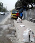 Warga Yogya Bersihkan Abu Kelud