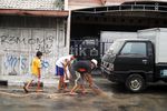 Warga Yogya Bersihkan Abu Kelud