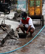 Warga Yogya Bersihkan Abu Kelud