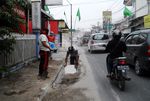 Warga Yogya Bersihkan Abu Kelud