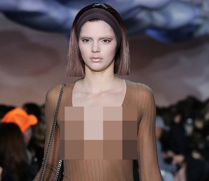 Pakaian Berpotongan Longgar dan Minimalis Hiasi NY Fashion 