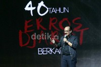 Erros memulai karier di dunia musik, baik sebagai pencipta maupun sebagai musisi yang melahirkan album terbaik sepanjang masa Badai Pasti Berlalu.