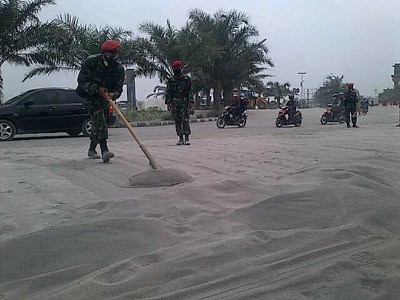 Gunung Kelud Melemah, Kopassus Bersih-bersih Jalan di Kediri