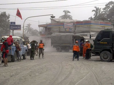 Akses Kediri - Kota Batu Berselimut Abu Kelud, Hati-hati!