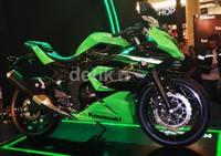Motor ini baru saja dilahirkan serta akan segera dipasarkan dan kirimkan ke pemesannya pada akhir Maret mendatang. Secara paralel, Ninja RR 2 tak tetap akan Kawasaki jual sampai Juli 2015. Waktu pensiun Ninja RR.
