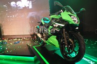 Jadi, Ninja RR Mono ini bukanlah menggunakan mesin Ninja 250 yang memiliki 2 silinder, tapi mesin 250 cc milik KLX yang masih 1 silinder.