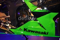 Mesin 250 cc dengan 1 silinder di Ninja RR Mono diklaim mampu melahirkan tenaga sampai 28 PS.