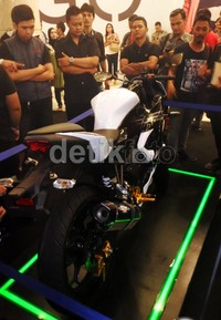 Motor ini dilepas dengan 4 warna pilihan yakni hijau, merah, putih dan kuning dan akan diproduksi secara CKD di pabrik baru Kawasaki di Indonesia.
