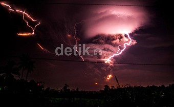 PVMBG: Tidak Ada Gas Beracun, Yang Ada Bau Belerang dari Abu Vulkanik