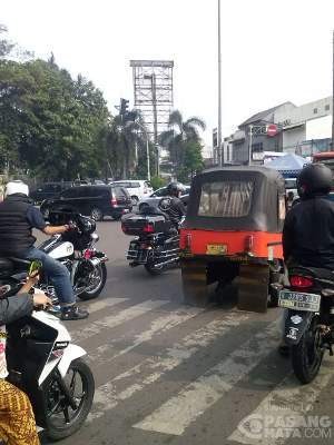 Pengendara Harley dan Bajaj Sama Saja, Langgar Garis Batas Lampu Merah