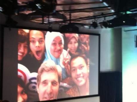 Sebelum Pidato Soal Perubahan Iklim, Menlu AS Selfie Bareng Mahasiswa