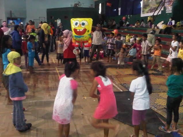Cerianya Anak Pengungsi Kelud saat Diajak Relawan Bermain di GOR Ganesha